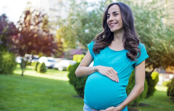 Retrato al aire libre de mujer embarazada — Foto de Stock