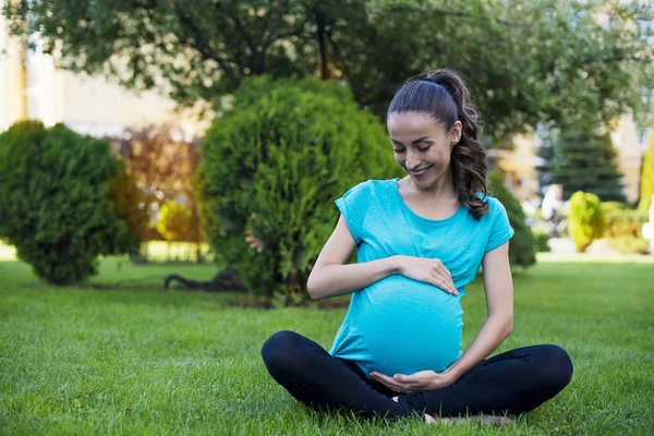 Beautiful pregnant woman — Stock Photo, Image