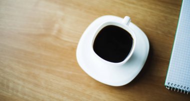 Tahta masada bir fincan kahve.