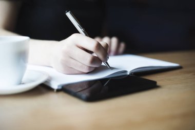 kağıt üzerinde bir şey kadın yazma