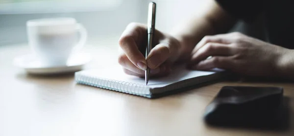 Vrouwelijke schrijven iets op papier — Stockfoto