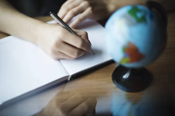 Hände, die Stift halten — Stockfoto