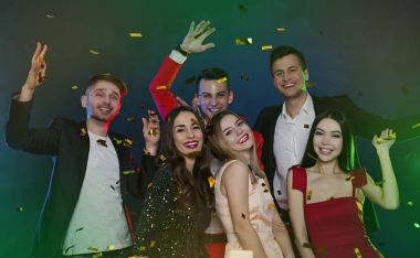 Güzel parti. Taraf konfeti ile mutlu ve gülümseyerek arkadaşlar. İnsanlar ve tatil kavramı. Kutlama ve parti. Yeni yıl. Doğum günü