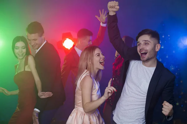 Grupo Jovens Amigos Alegres Felizes Estão Dançando Uma Festa Homem — Fotografia de Stock