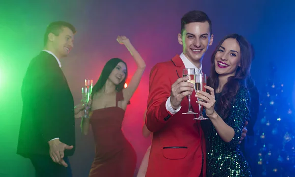 Grupo Jóvenes Amigos Alegres Felices Están Bailando Una Fiesta Hombre — Foto de Stock