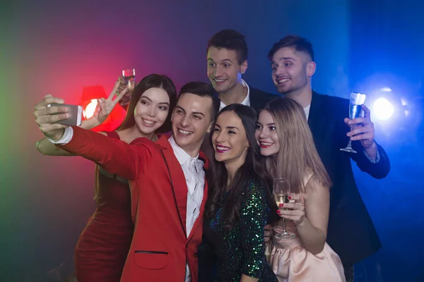 Amigos Geniales Una Compañía Amigos Felices Fiesta Hacen Una Foto — Foto de Stock