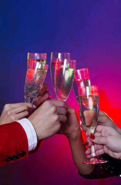 庆祝和聚会 人和假日概念 在聚会上 朋友们紧紧地喝着香槟 — 图库照片