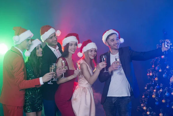 Grupo Amigos Sonrientes Los Sombreros Santa Son Fotografiados Hacer Selfie — Foto de Stock