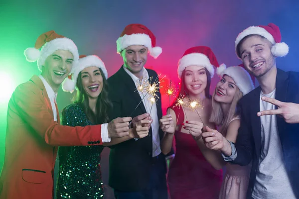 Feliz Año Nuevo Feliz Navidad Grupo Felices Amigos Sonrientes Sombreros — Foto de Stock