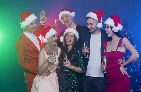 Вечеринка Друзьями Веселая Группа Друзей Шляпах Санта Клауса Позирует Шампанским — стоковое фото