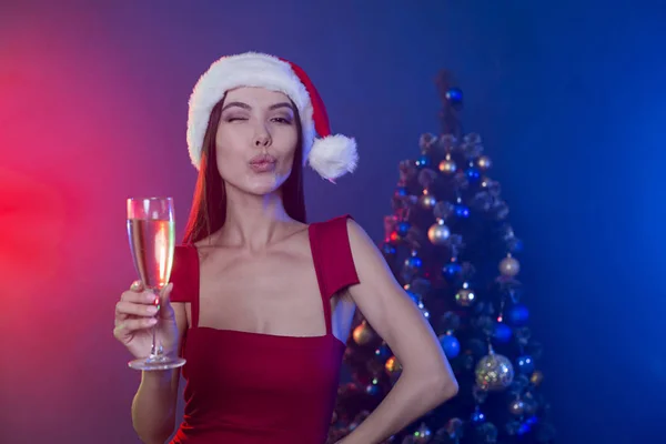 Sorrindo Bela Mulher Asiática Papai Noel Com Uma Taça Champanhe — Fotografia de Stock