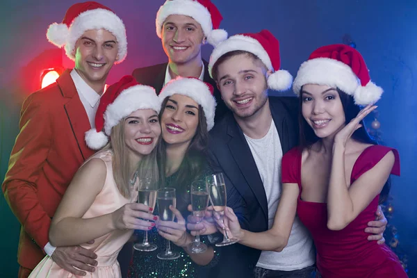 Večírek Přáteli Veselá Skupina Přátel Santa Klobouky Pózuje Champagne Vánoční — Stock fotografie