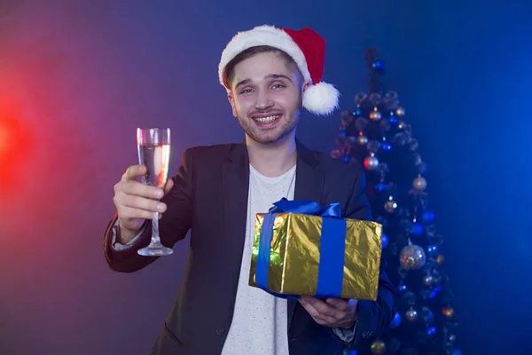 Évet Boldog Karácsonyt Szép Mosolygó Fiatal Üzletember Egy Pohár Pezsgőt — Stock Fotó