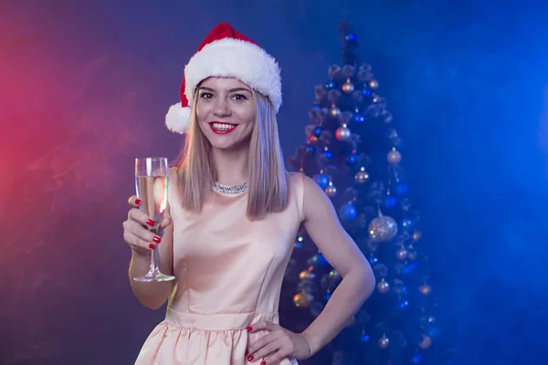 Úsměvem Mladá Krásná Blondýnka Santa Hat Šampaňským Ruce Vánoční Stromeček — Stock fotografie