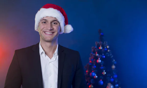 Dobrý Nový Rok Veselé Vánoce Pohledný Usmívající Mladý Obchodní Muž — Stock fotografie