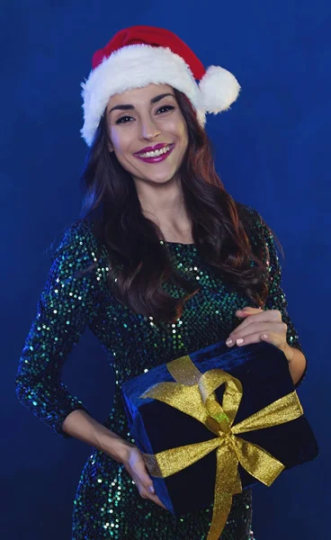 Novoroční Večírek Úsměvem Mladá Krásná Žena Santa Hat Dárkem Ruce — Stock fotografie