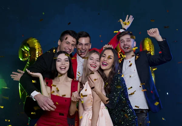 Bir mutlu Noeller ve mutlu bir yeni yıl diliyorum. Taraf konfeti ile mutlu ve gülümseyerek arkadaşlar. İnsanlar ve tatil kavramı. Kutlama ve parti. Yeni yıl. Doğum günü