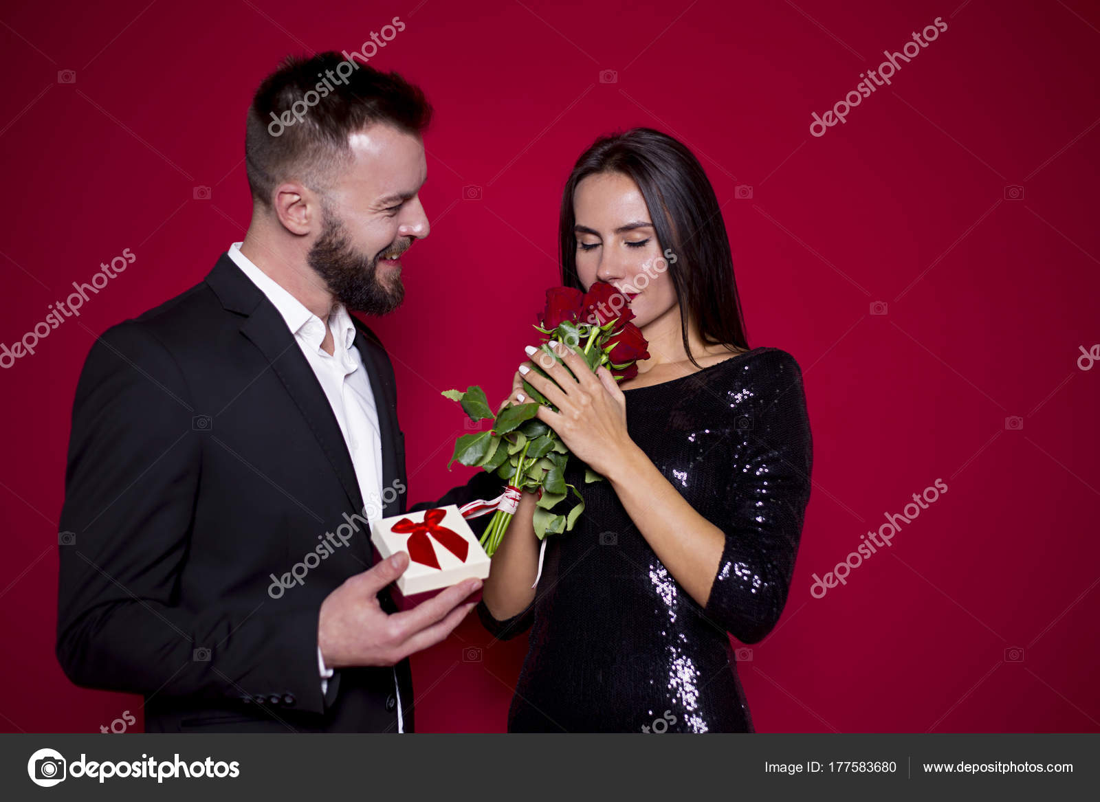 Homme Offre Cadeau Femme Beau Jeune Couple Amoureux Sur Fond image libre de droit par