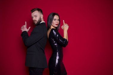 Kırmızı bir arka plan üzerinde elbise siyah lüks güzel çift. Sevgililer günü. Kadınlar Günü. 8 Mart