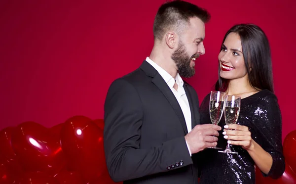 恋人休息 温柔的时尚美丽的情侣与香槟在红色的背景下与球的心的形状的情侣 妇女节或3月8日 — 图库照片