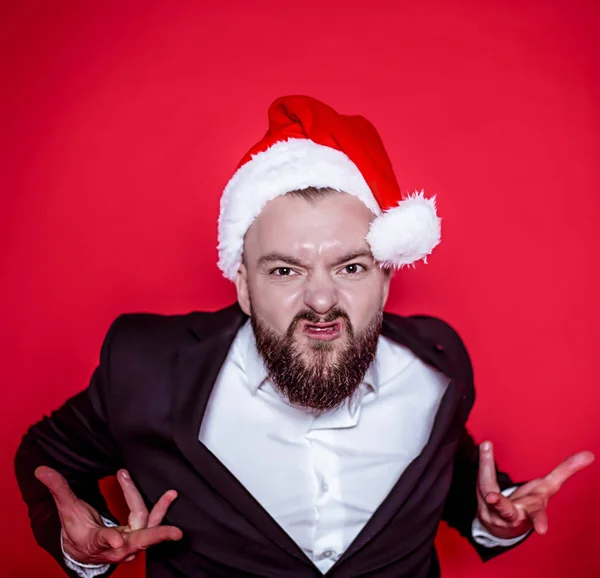 Gracioso Barbudo Gorra Santa Está Haciendo Caras Sobre Fondo Rojo — Foto de Stock