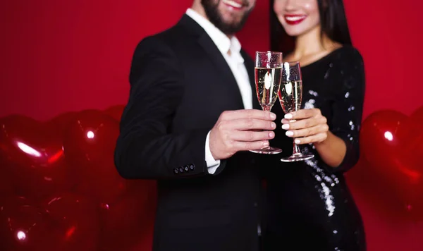 时尚美丽的情侣 在红色的背景与球的心脏形状的香槟眼镜情侣 妇女节或3月8日 情人节 — 图库照片