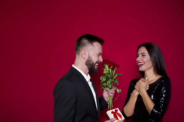 Meu Amor Por Belo Jovem Casal Apaixonado Fundo Vermelho Dia — Fotografia de Stock