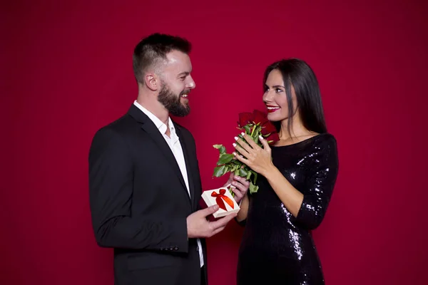 Hombre Regalo Mujer Hermosa Pareja Joven Enamorada Sobre Fondo Rojo — Foto de Stock