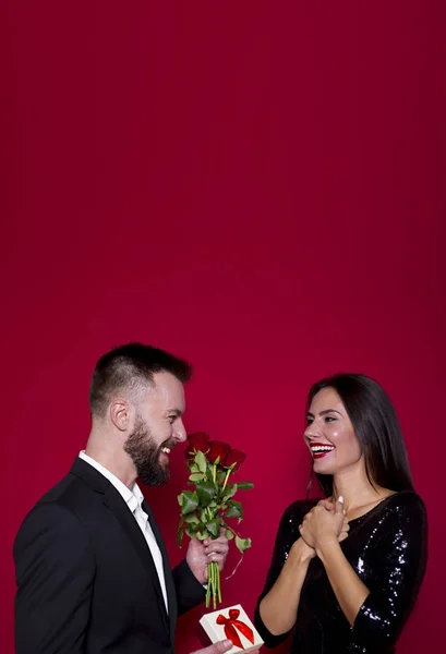 Mijn Liefde Voor Jou Mooie Jonge Paar Verliefd Een Rode — Stockfoto