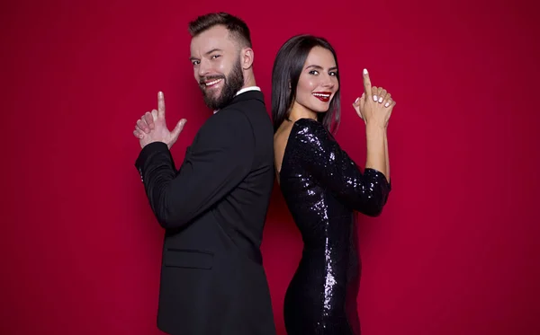 Hermosa Pareja Vestido Lujo Negro Sobre Fondo Rojo Día San — Foto de Stock