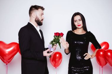 Üzgünüm ama hayır. Onun karısı olmasını isteyen adamla kadın reddetti.