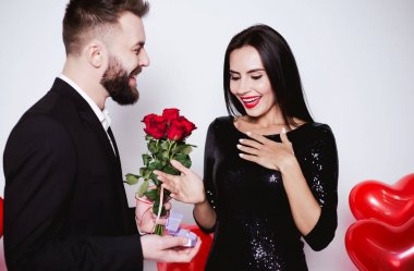 Canım, benim karım olur musun? Yakışıklı bir genç adam karısını tatlı gülümseyen bir kadın olmak sorar.