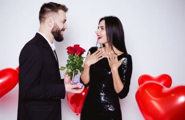 Canım, benim karım olur musun? Yakışıklı bir genç adam karısını tatlı gülümseyen bir kadın olmak sorar.