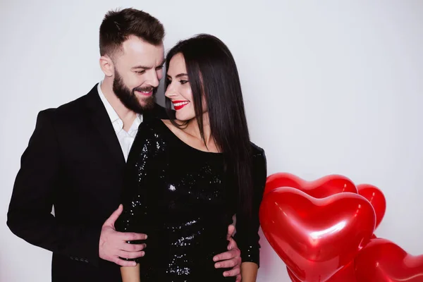 Hermosa Pareja Joven Enamorada Trajes Negros Elegantes Sobre Fondo Globos — Foto de Stock