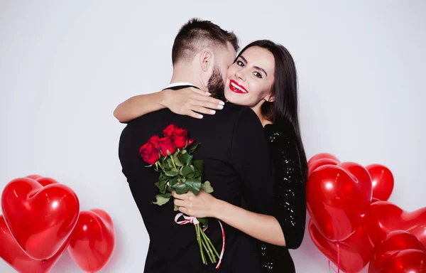 Hermosa Feliz Sonriente Pareja Enamorada Trajes Elegantes Abrazando Mirando Cámara — Foto de Stock