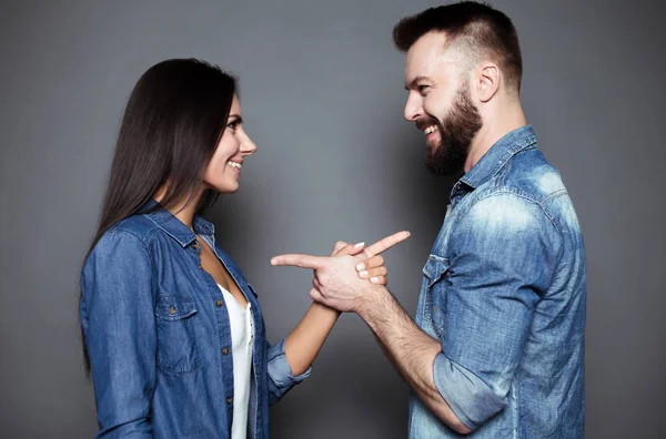 Bonito Feliz Jovem Casal Amor Família Casual Desgaste Divertindo Gozando — Fotografia de Stock