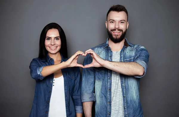 Belo Casal Jovem Sorridente Roupas Casuais Sorrindo Mãos Dadas Forma — Fotografia de Stock