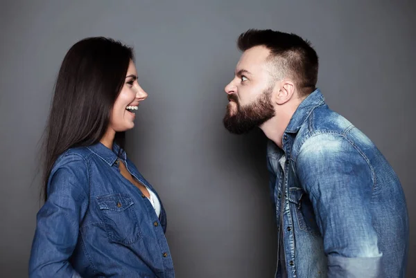 Bonito Feliz Jovem Casal Amor Família Casual Desgaste Divertindo Gozando — Fotografia de Stock