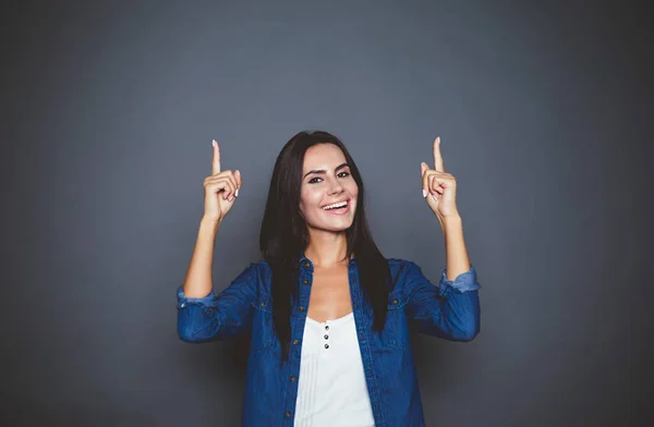 Lächelnde Attraktive Junge Frau Jeans Hemd Zeigt Mit Den Fingern — Stockfoto