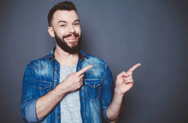 Schöner Lächelnder Moderner Mann Jeanshemd Zeigt Seine Finger Vor Grauem — Stockfoto