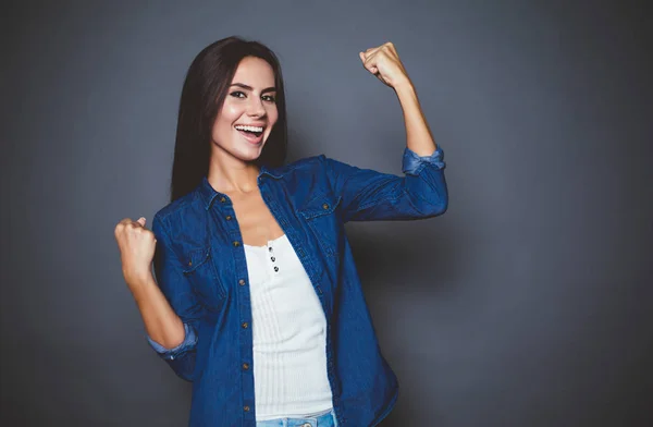 Retrato Una Hermosa Chica Moderna Sonriente Con Una Camisa Mezclilla — Foto de Stock