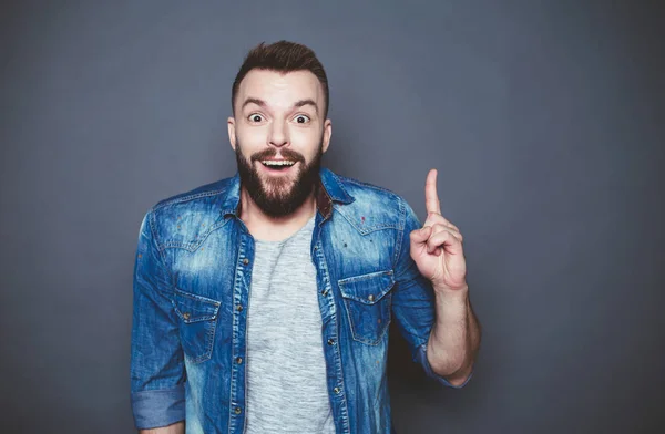 Una Idea Genial Joven Barbudo Sonriente Con Camisa Vaquera Está — Foto de Stock