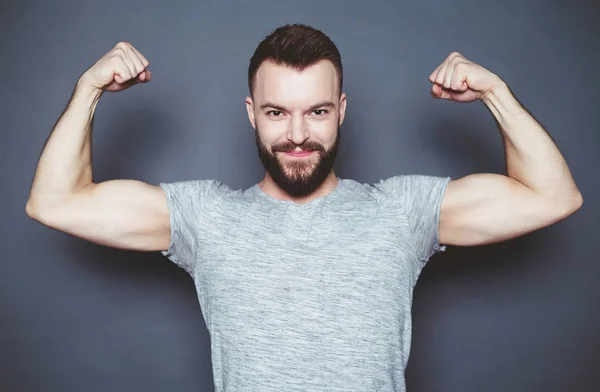 Ein Attraktiver Sportlicher Bärtiger Mann Shirt Zeigt Seinen Bizeps Und — Stockfoto