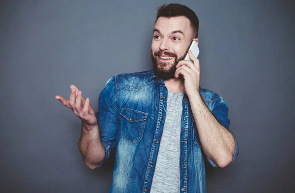 Hallo Honig Ein Moderner Attraktiver Lächelnder Mann Jeanshemd Telefoniert Mit — Stockfoto