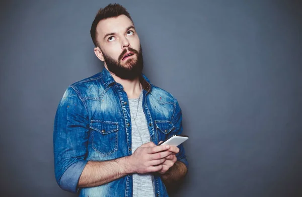 Soll Ich Dir Schreiben Ein Gutaussehender Junger Bärtiger Mann Jeanshemd — Stockfoto