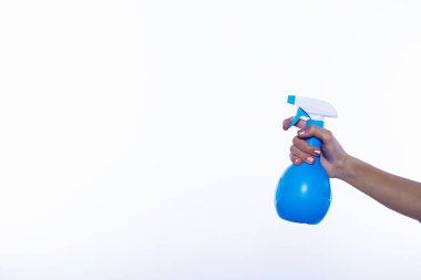 Sprey şişe izole beyaz bir arka planda tutan el