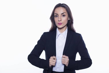 Beyaz arka plan üzerinde izole kamera doğrudan bakarak genç ciddi emin iş kadını. Ofis işleri kavramı.