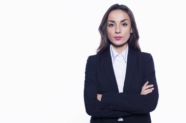 Genç gülümseyen emin iş kadını beyaz arka plan üzerinde izole kamera geçti silah ile doğrudan bakarak. Ofis işleri kavramı.