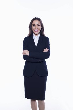 Genç gülümseyen emin iş kadını beyaz arka plan üzerinde izole kamera geçti silah ile doğrudan bakarak. Ofis işleri kavramı.