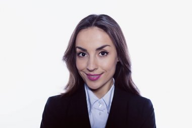 Genç gülümseyen emin iş kadını beyaz arka plan üzerinde izole kamera geçti silah ile doğrudan bakarak. Ofis işleri kavramı.